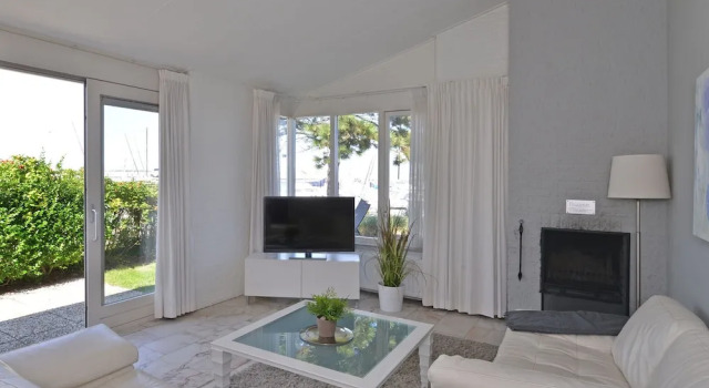 Detached bungalow for 5 people with a beautiful view of the marina, Book Hotel Kamperland 