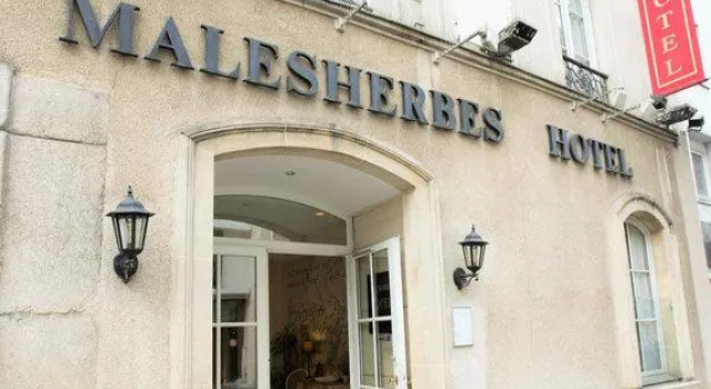 Кровать в общем номере Hotel Romance Malesherbes by Patrick Hayat