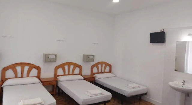 Кровать в общем номере Hostal Miralva