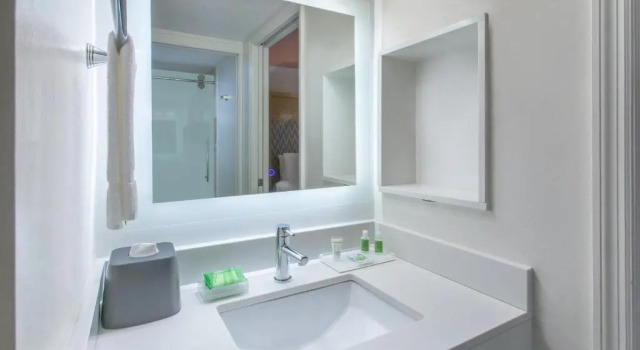Четырёхместный номер Standard Holiday Inn & Suites Boca Raton - North