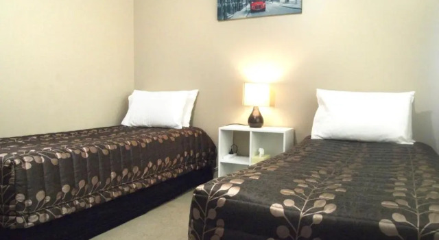 Коттедж с 2 комнатами Airways Motel