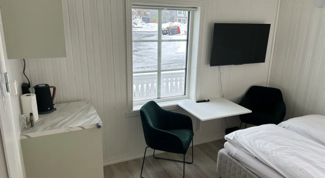 Finsnes Gaard, Rezerwuj Hotel Hotele w Troms og Finnmark z parkingiem, Parking
