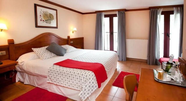 Четырёхместный номер Standard с балконом Hotel Montané