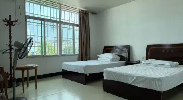 Кровать в общем номере Xinyinhu Hotel