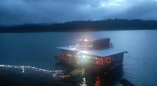 Boat House Suriya, Забронировать Отель Отели Реки Квай с бассейном, Бассейн