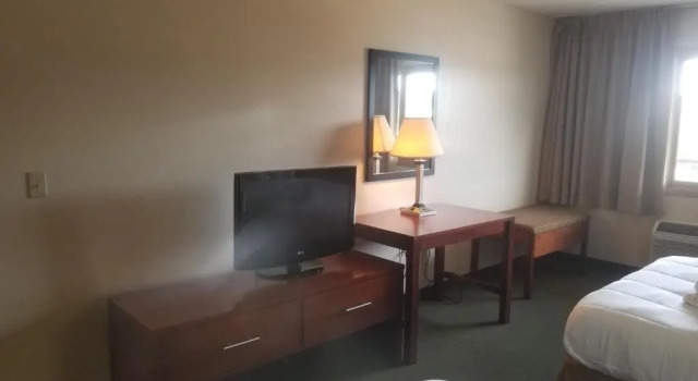 Четырёхместный номер Standard с балконом Park Tower Inn