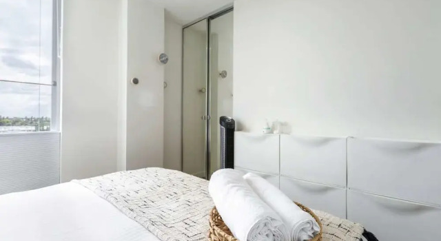 Stunning View 2-bed in Port Melbourne w/ Parking