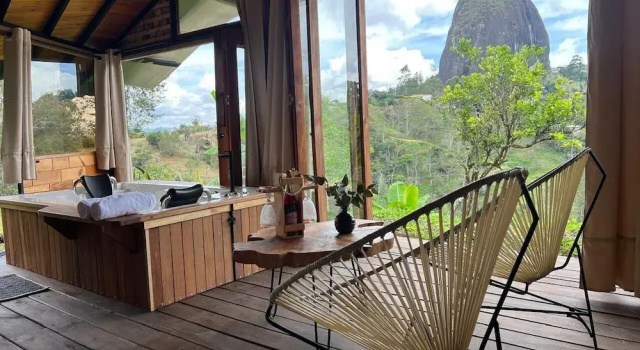 Шале Deluxe с балконом и с видом на горы Ecoedén glamping