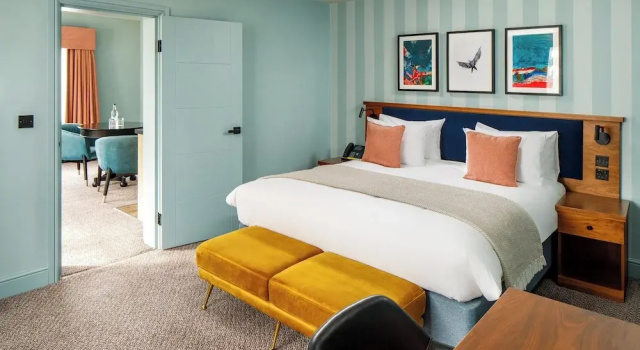 Двухместный номер Standard c 1 комнатой voco Lythe Hill Hotel & Spa by IHG