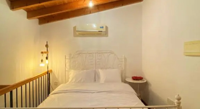 Ta Lofitika 2, Boek Hotel Lofou Limassol