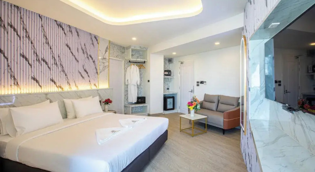 Четырёхместный номер Deluxe с балконом Airbus Hotel At Phawana Station