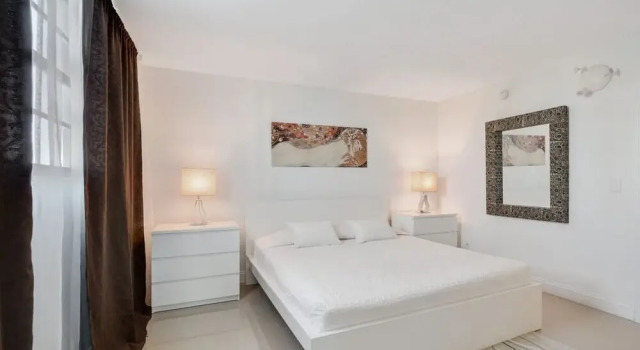 1 Bedroom +den Bay View Or620