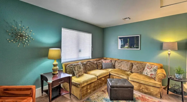 Vintage Las Vegas Oasis < 3 Mi to the Strip!, Забронировать Дом для отпуска Коттеджи Лас-Вегаса, Коттедж