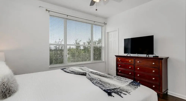 NEW Tastefully Designed Town Home. Close to Attractions, Steps From Convention Center! 3br/3ba #3vc138, Varaa Hotelli Hotellit Kissimmee pysäköinnillä, Pysäköinti