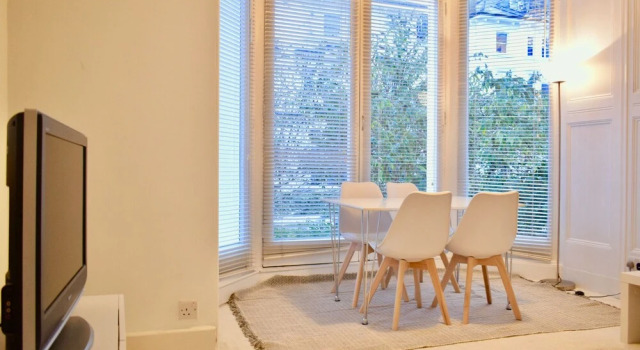 Elegant Mezzanine Studio Flat in Belsize Park, Забронировать Отель Отели Англии 3 звезды, 3*