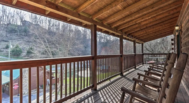 Коттедж с 2 комнатами с балконом 3 Mi to Dollywood: Hot Tub Hideaway in Smoky Mtns
