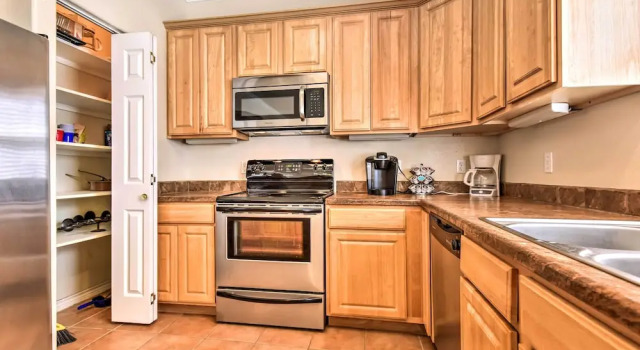Апартаменты с 3 комнатами Waterfront Corpus Christi Townhome w/ Pool & Dock!