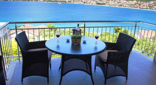 Семейные апартаменты с балконом и с видом на море Apartments Kelić