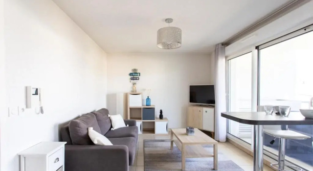 Air-conditioned studio with furnished terrace and parking