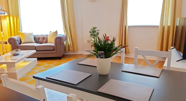 Spacious Bright and Modern Living, Varaa Huoneisto Asunnot kohteessa Merseyside, Huoneisto
