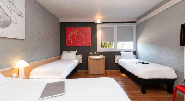 Четырёхместный семейный номер Standard ibis Montélimar Nord