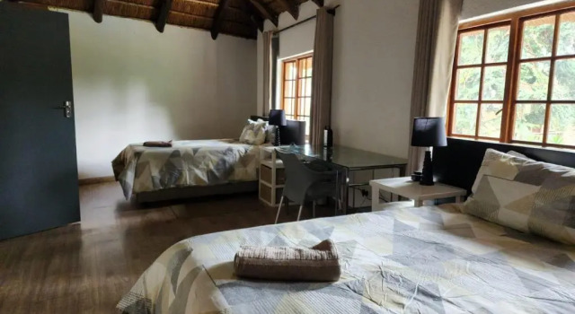 Кровать в общем номере Goodnight Guest Lodge