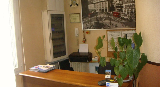 Hôtel de l' Ariana, Забронировать Отель Отели Марселя с парковкой, рядом с Сад Развалин, Парковка