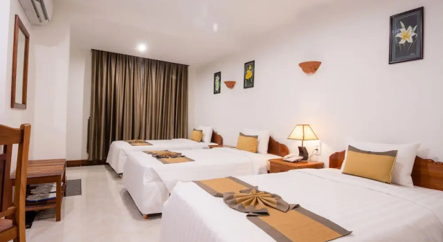 Трёхместный номер Deluxe с балконом и с видом на город Relax Hotel
