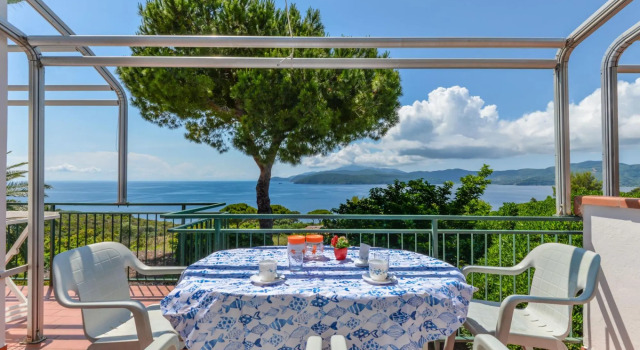 Three-room apartment with separate entrance, with large terrace overlooking the sea-Calipso, Book Apartment Capoliveri Elba