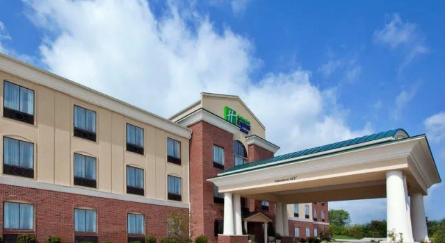 Кровать в общем номере Holiday Inn Express Hotel & Suites Tipp City by IHG