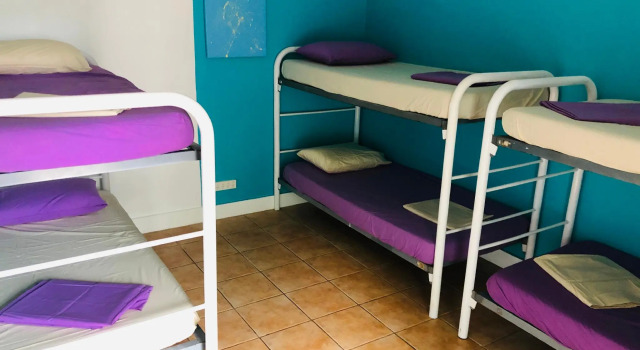 Кровать в общем номере Darwin Hostel