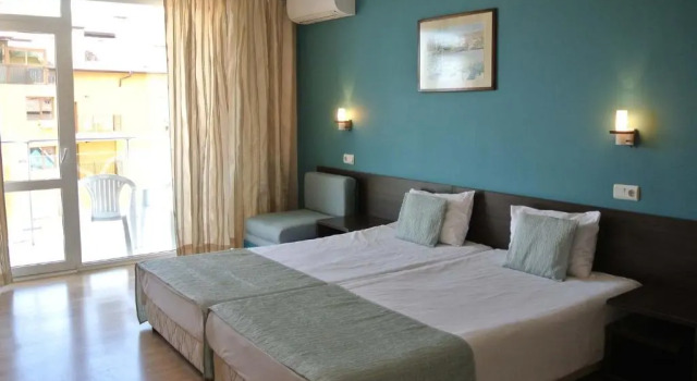 Трёхместный номер Standard с балконом Valeo Hotel