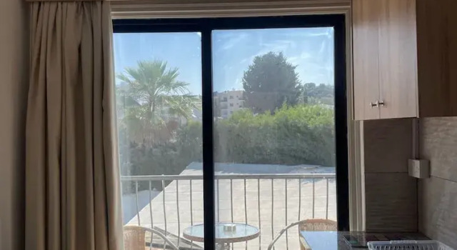 Suite 108 at Valentina Apartments Paphos Cosy Comfort for Two, Rezerwuj Apartament Pafos Pafos, w pobliżu Markideio Theatre