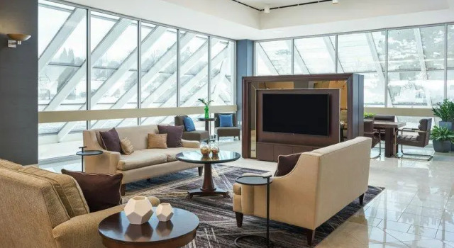 Кровать в общем номере Sheraton Detroit Novi