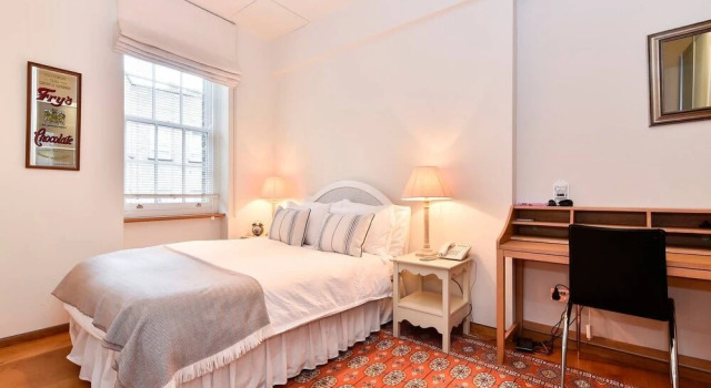 Elegant 3 bed apt With Rooftop Terrace in Pimlico