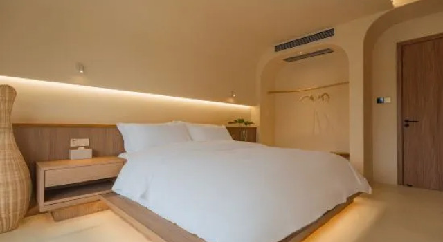 Кровать в общем номере Longshang Jingyue B&B