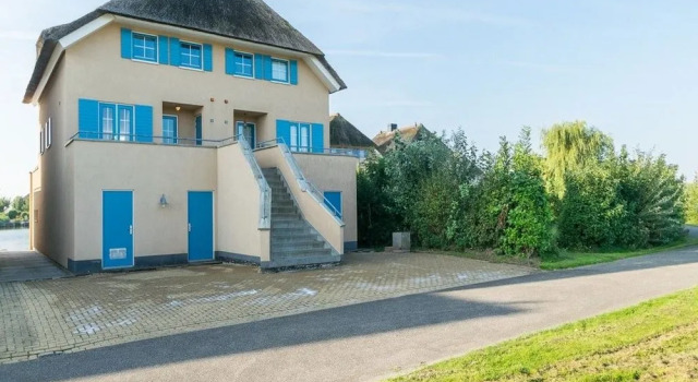 Exclusive Holiday Home Floating on a Lake in Friesland, Prenota Hotel Warns Frisian lakes