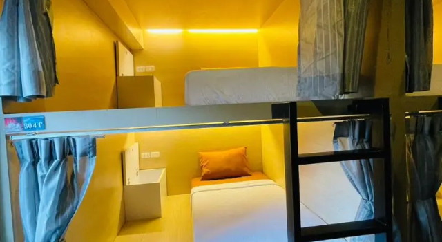 Кровать в общем номере Rabbitel Phuket
