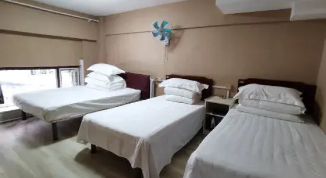 Кровать в общем номере Xinyuan Hotel (Harbin Fuyuan Branch)