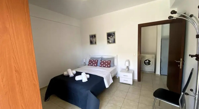 Impeccable Apt Sleeps 5 in Heraklion, Rezerwuj Hotel Hotele w Retimno z parkingiem, Parking