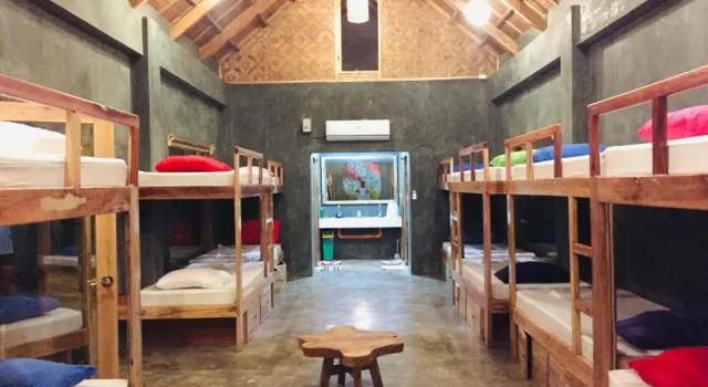 Кровать в общем номере Hiraya Surf Hostel