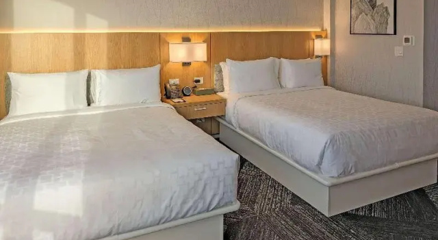 Четырёхместный номер Standard Clarion Lakeside Inn & Conference Centre