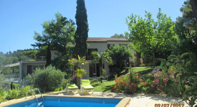 Villa Boulou, Rezerwuj Willa Hotele w Rognes z parkingiem, Parking