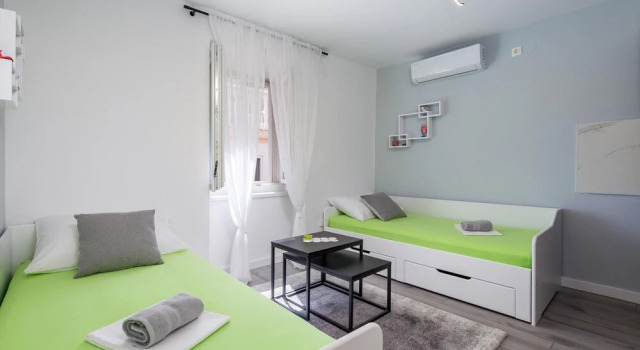 Beautiful Home in Pag With Wifi and 4 Bedrooms, Rezerwuj Hotel Pag 