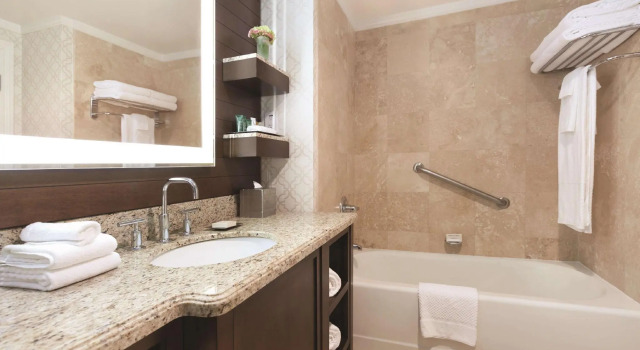Четырёхместный номер Standard Hilton Los Angeles/San Gabriel