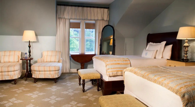 Четырёхместный номер Standard с красивым видом из окна Omni Bedford Springs Resort & Spa