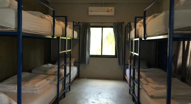 Кровать в общем номере Nokhook House