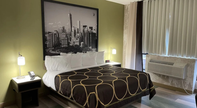 Двухместный номер Accessible Super 8 by Wyndham Bronx Near Botanical Garden