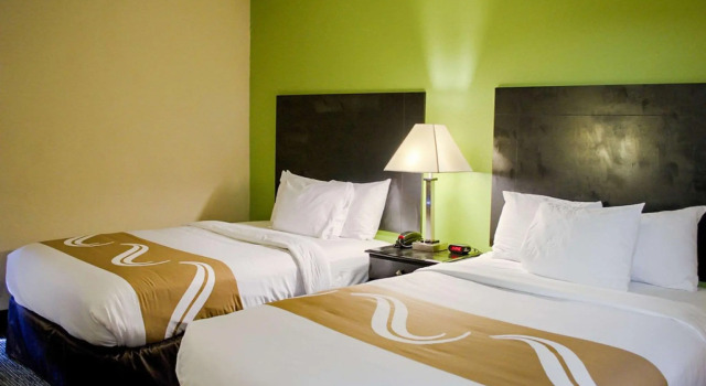 Standard Vierer Zimmer Quality Inn & Suites at Airport Blvd I-65