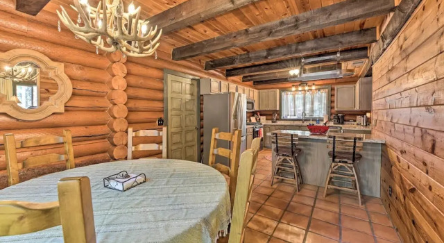 Коттедж с 3 комнатами Near Dining, Hiking & Golf: Pinetop Log Cabin!